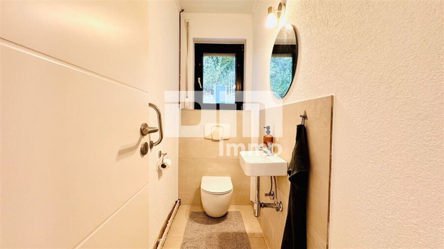 Umfassend saniertes Ein- Zweifamilienhaus auf großem Grundstück in Traumlage - EG WE2 Rechter Gebäudeteil Gäste WC 2